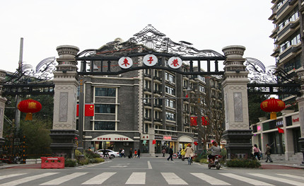 5G基站、紅綠燈等與路燈合桿，讓成都這個(gè)特色街區(qū)更有特色